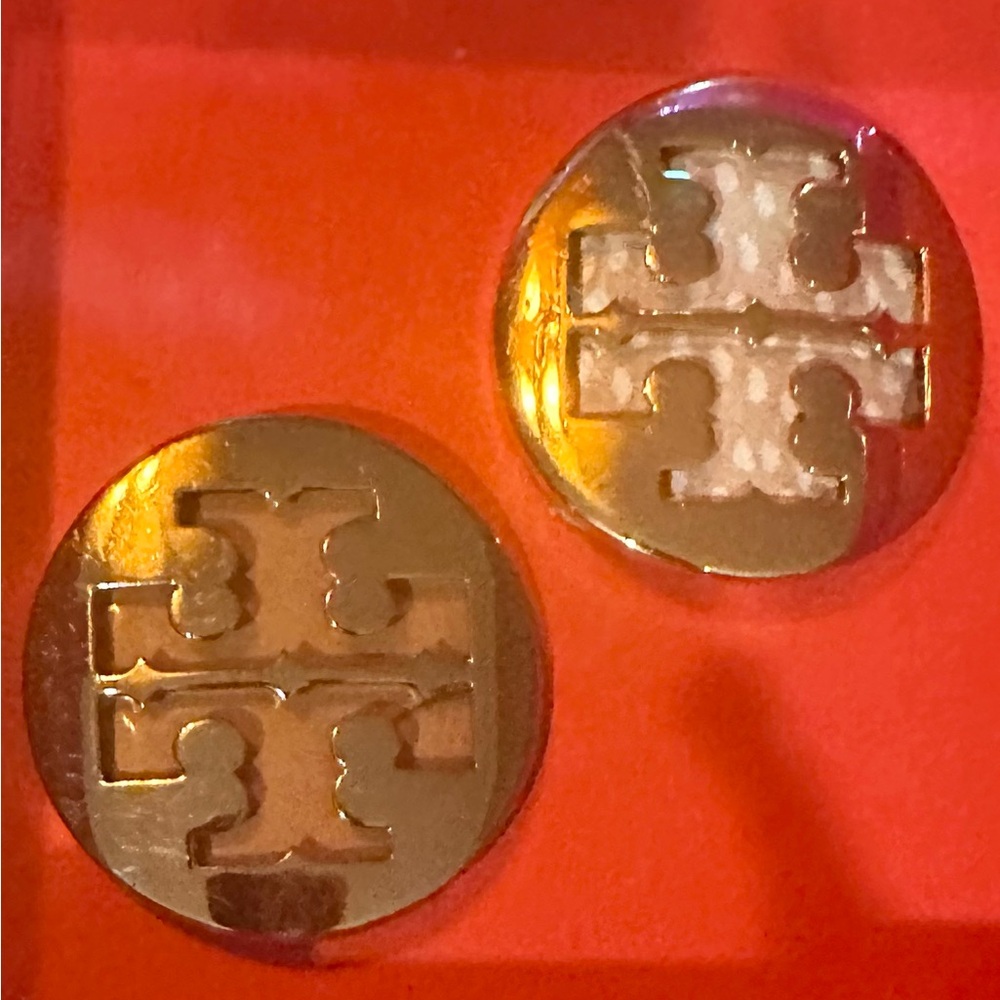 💜 Tory Burch emblem for bags, shoes, cloths , jeans. Very versatile.
